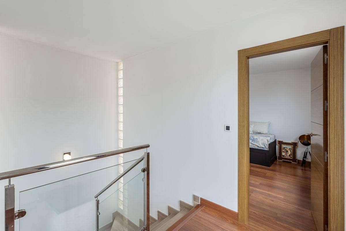 5 bedroom Terraced Villa for sale in Granada city with garage - € 510,000 (Ref: 9748200)