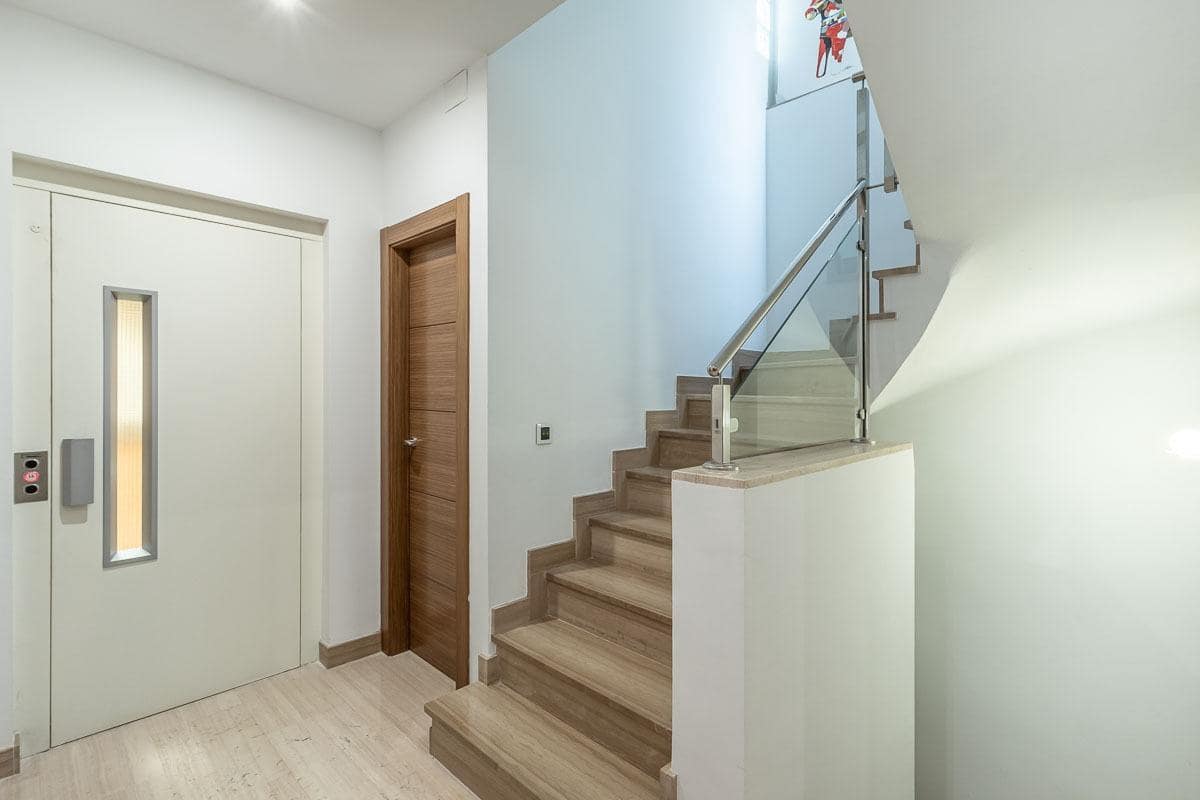 5 bedroom Terraced Villa for sale in Granada city with garage - € 510,000 (Ref: 9748200)