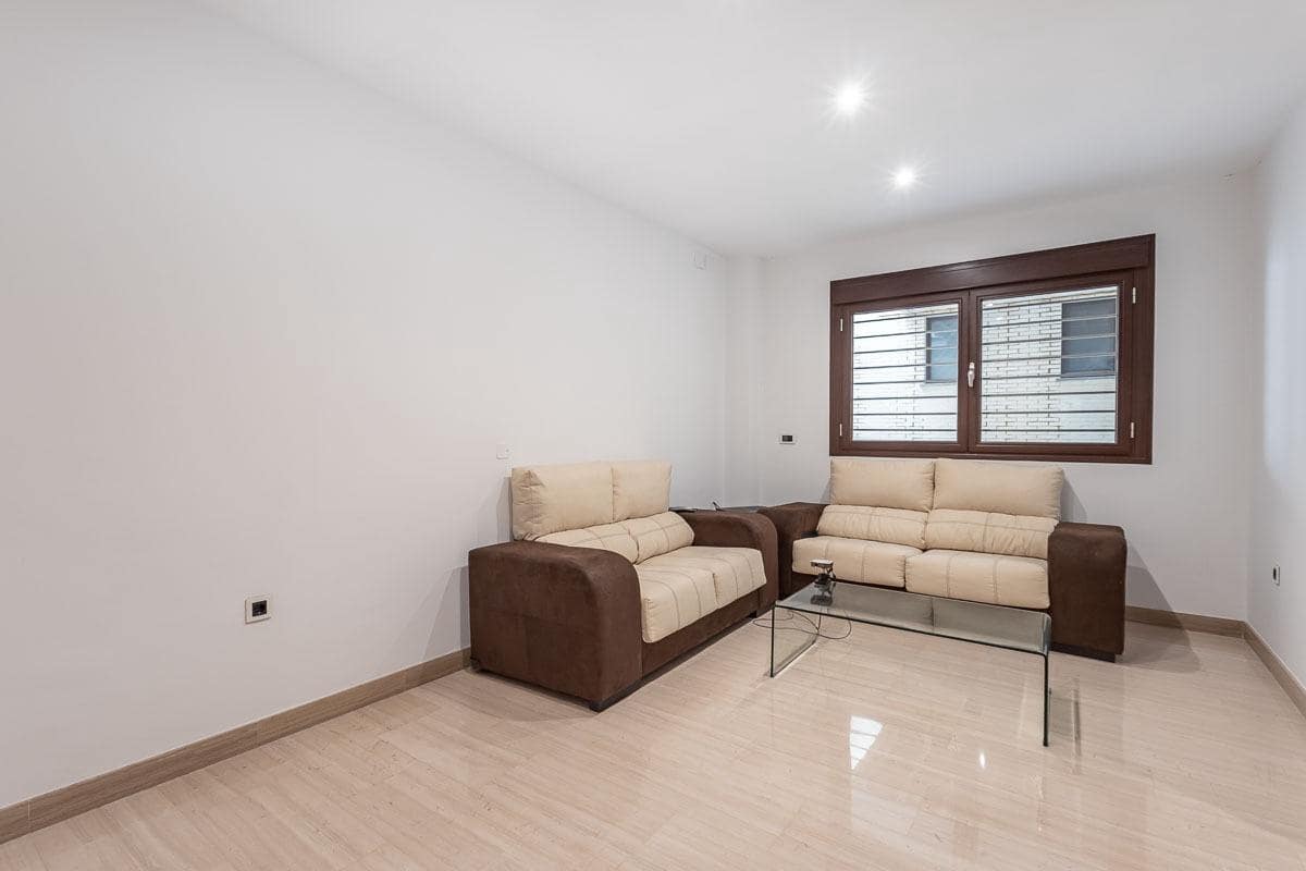 5 bedroom Terraced Villa for sale in Granada city with garage - € 510,000 (Ref: 9748200)