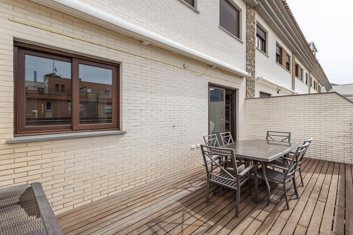 5 bedroom Terraced Villa for sale in Granada city with garage - € 510,000 (Ref: 9748200)