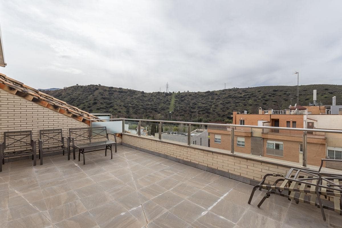 5 bedroom Terraced Villa for sale in Granada city with garage - € 510,000 (Ref: 9748200)