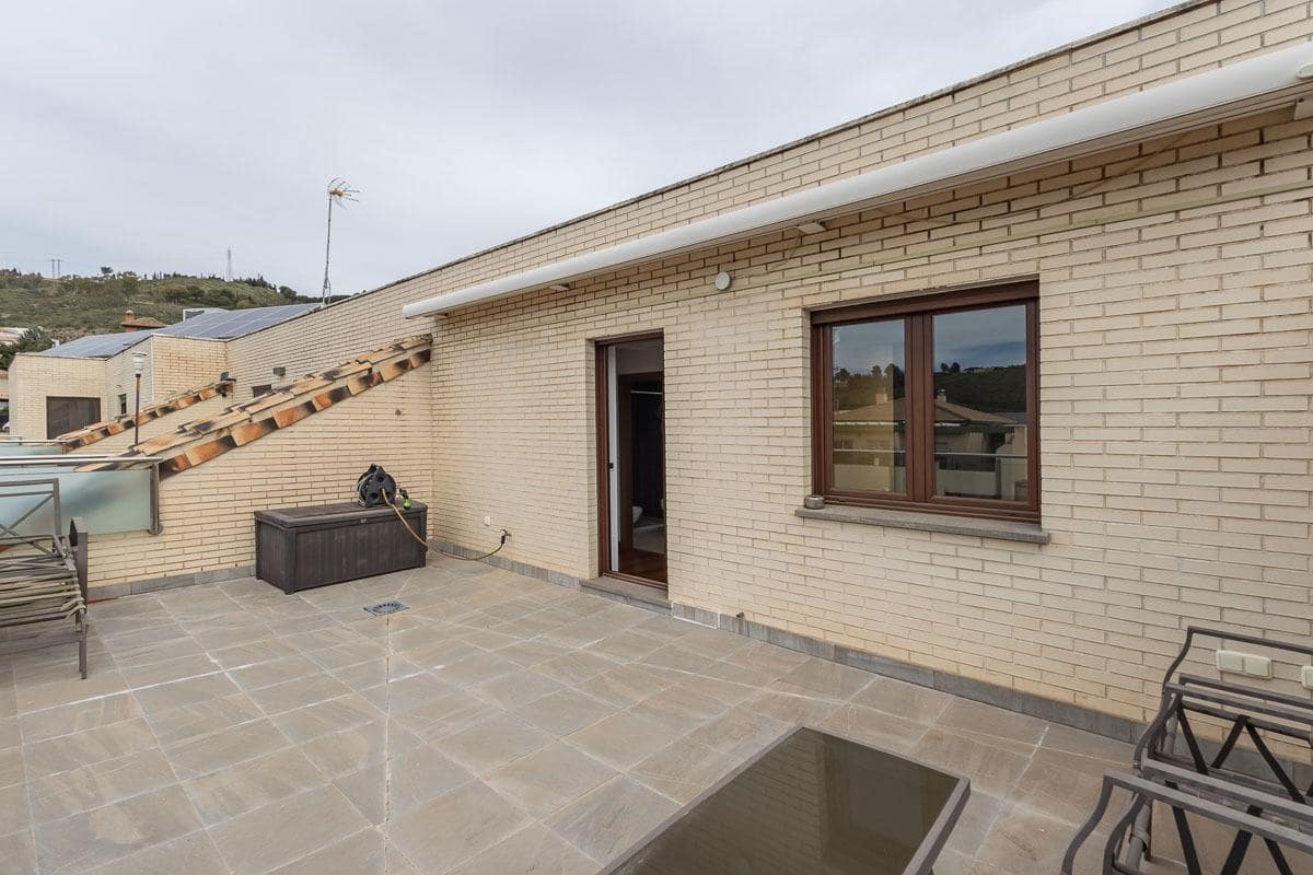 5 bedroom Terraced Villa for sale in Granada city with garage - € 510,000 (Ref: 9748200)