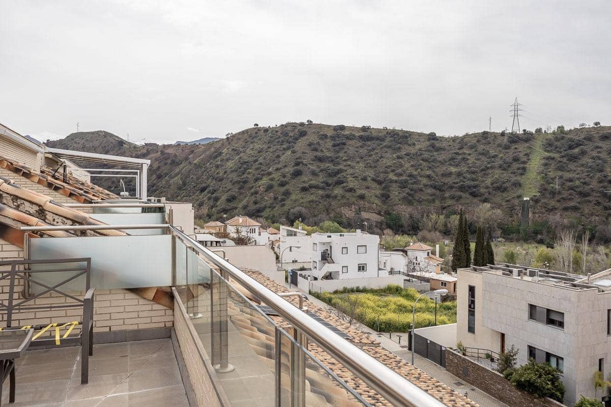 5 bedroom Terraced Villa for sale in Granada city with garage - € 510,000 (Ref: 9748200)