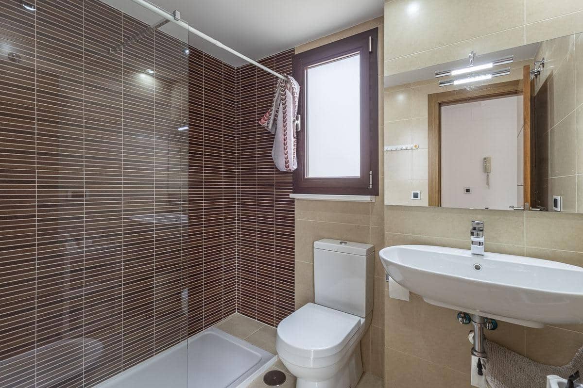 5 bedroom Terraced Villa for sale in Granada city with garage - € 510,000 (Ref: 9748200)