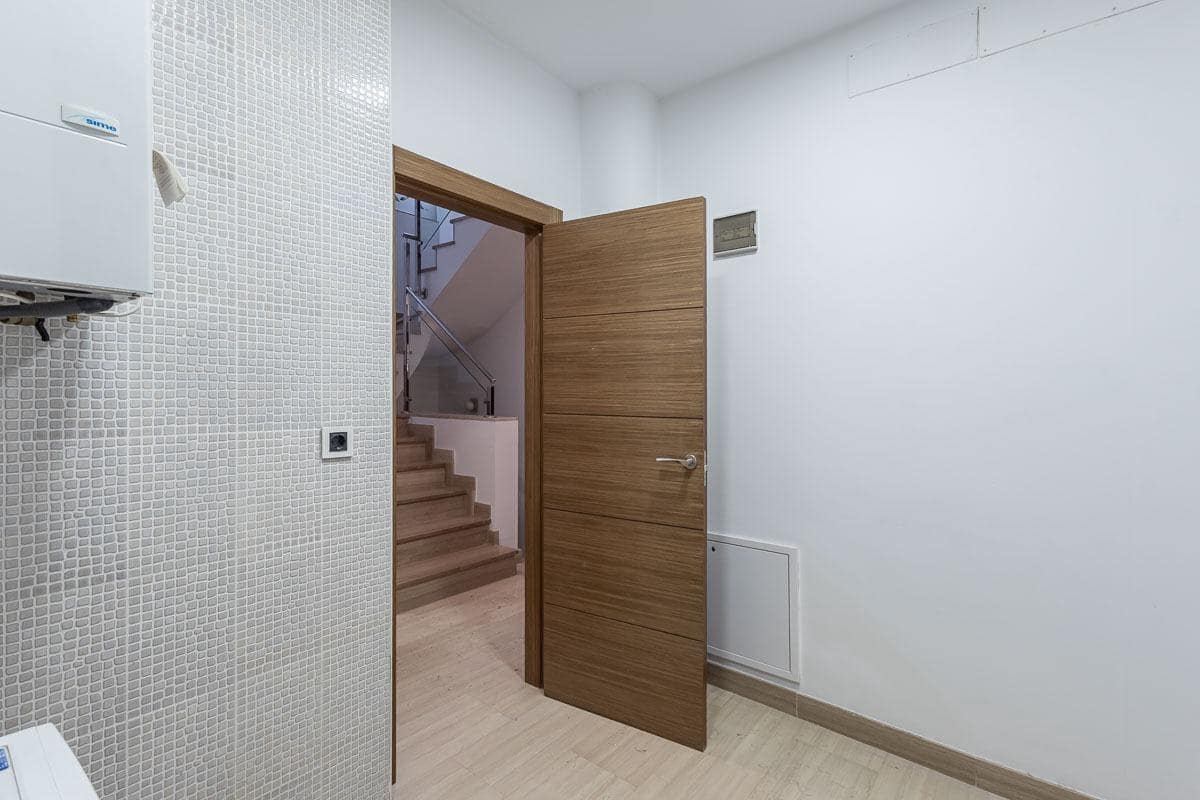 5 bedroom Terraced Villa for sale in Granada city with garage - € 510,000 (Ref: 9748200)