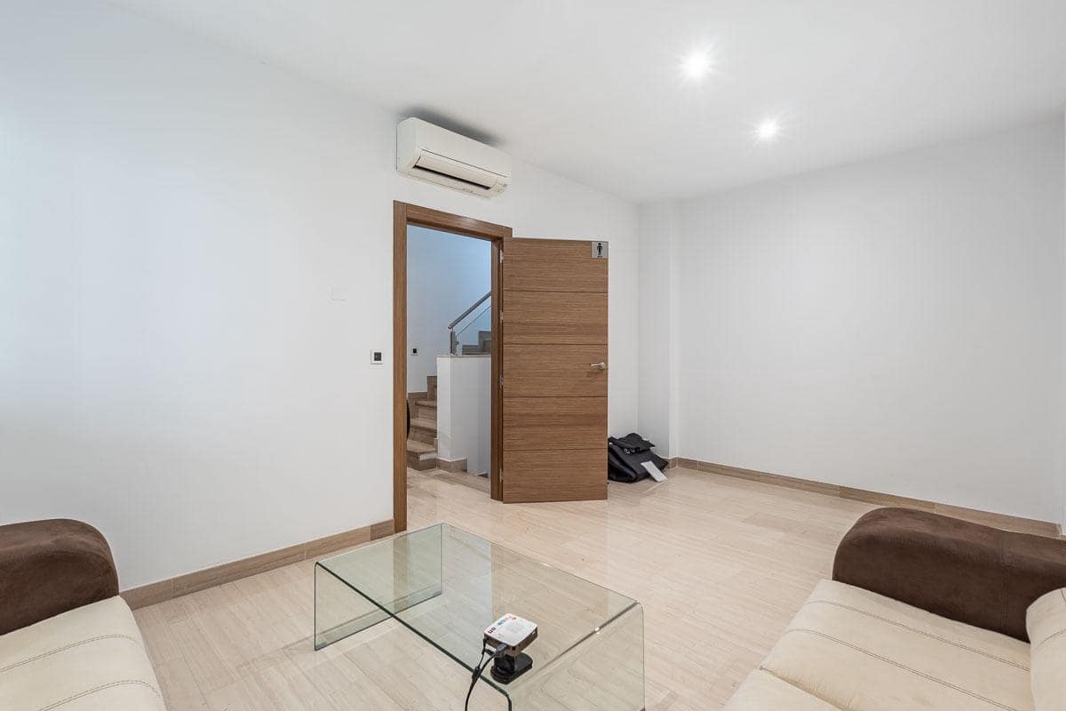 5 bedroom Terraced Villa for sale in Granada city with garage - € 510,000 (Ref: 9748200)