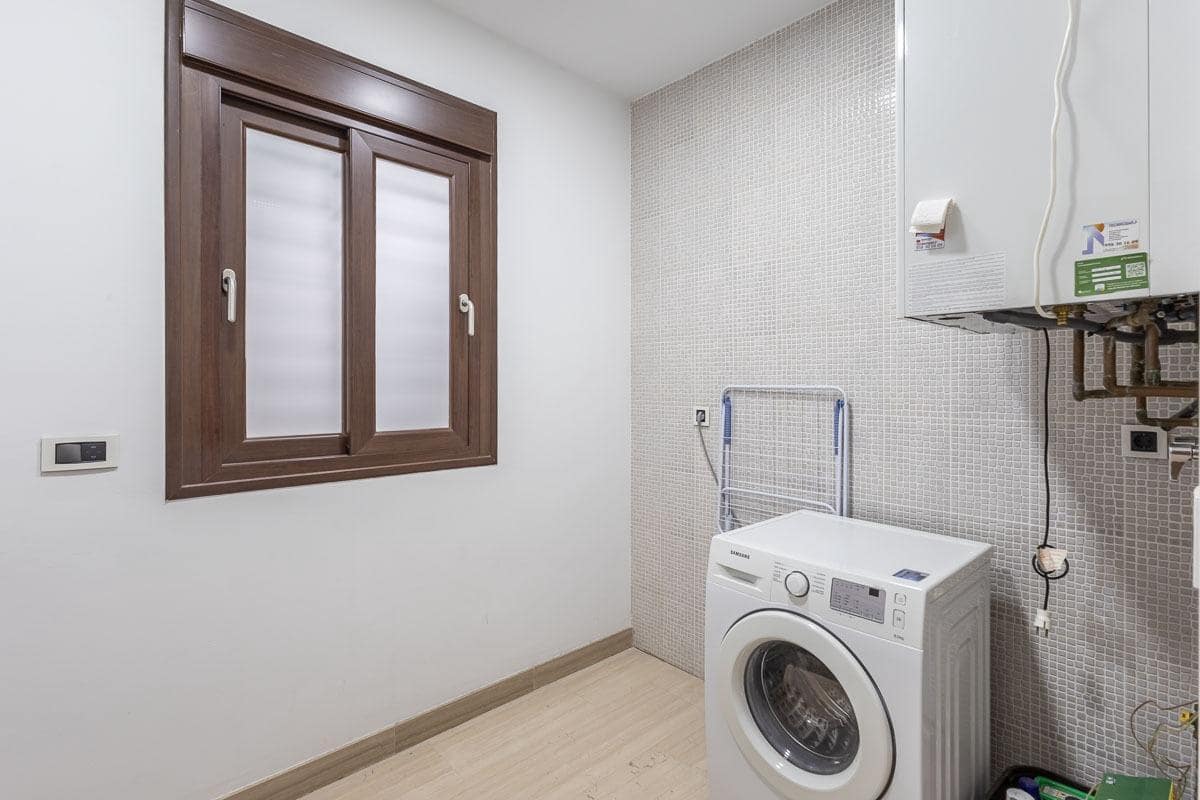 5 bedroom Terraced Villa for sale in Granada city with garage - € 510,000 (Ref: 9748200)