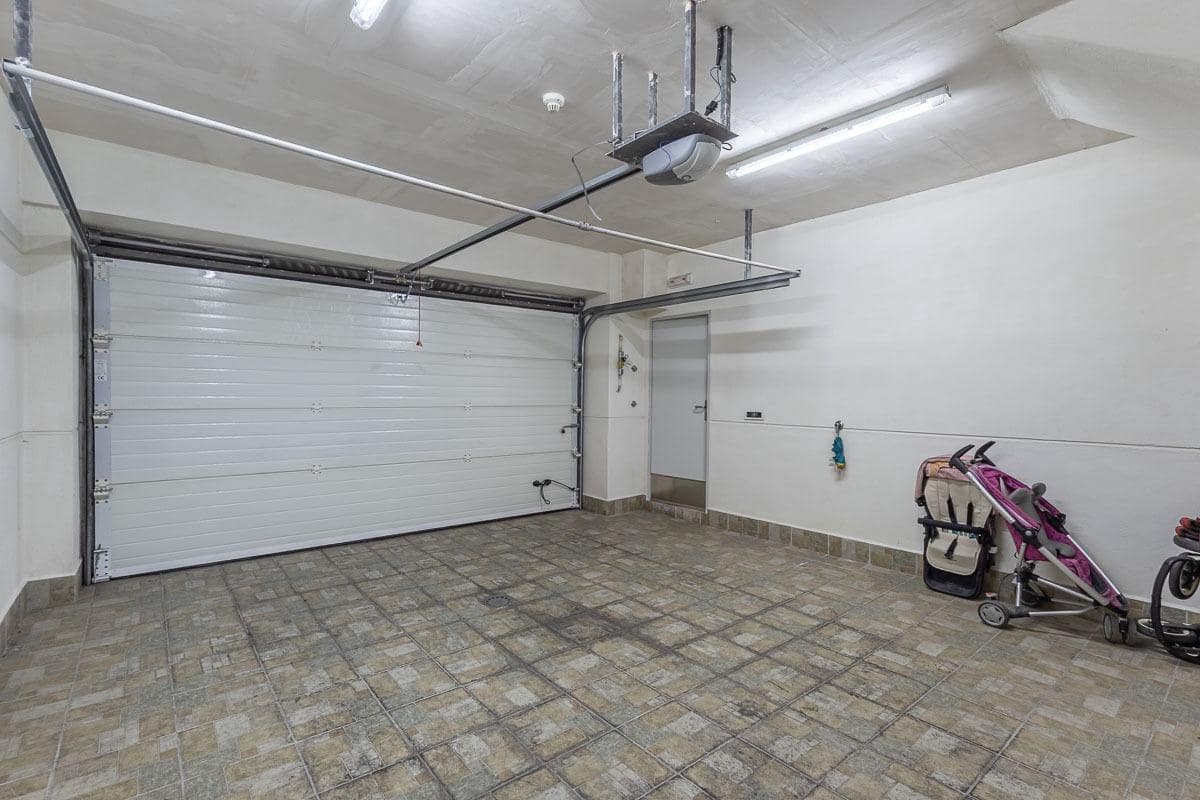 5 bedroom Terraced Villa for sale in Granada city with garage - € 510,000 (Ref: 9748200)