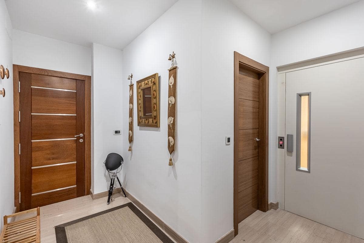 5 bedroom Terraced Villa for sale in Granada city with garage - € 510,000 (Ref: 9748200)