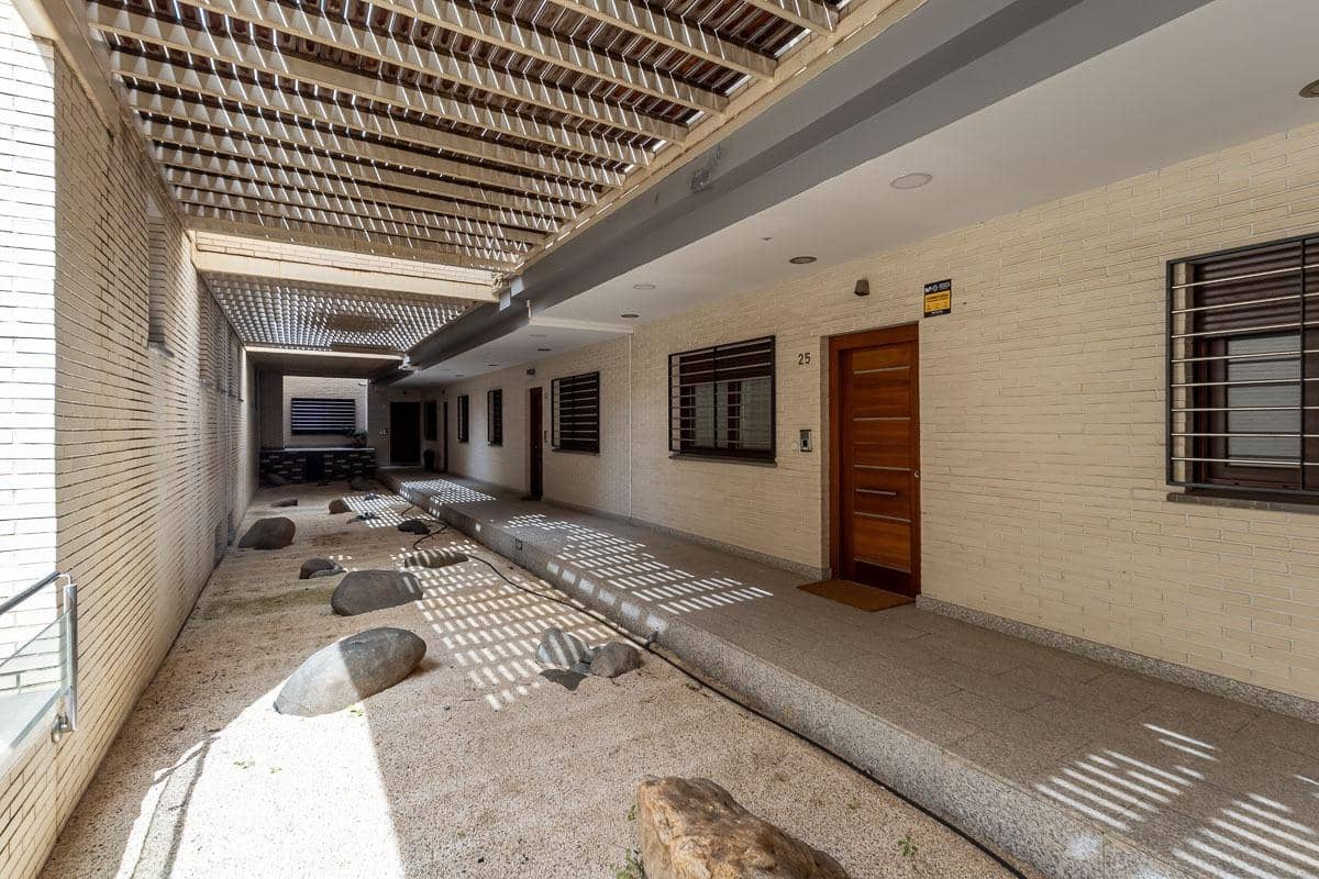 5 bedroom Terraced Villa for sale in Granada city with garage - € 510,000 (Ref: 9748200)