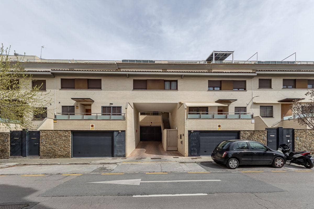 5 bedroom Terraced Villa for sale in Granada city with garage - € 510,000 (Ref: 9748200)