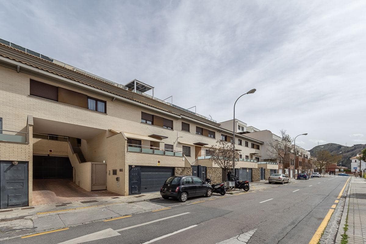 5 bedroom Terraced Villa for sale in Granada city with garage - € 510,000 (Ref: 9748200)