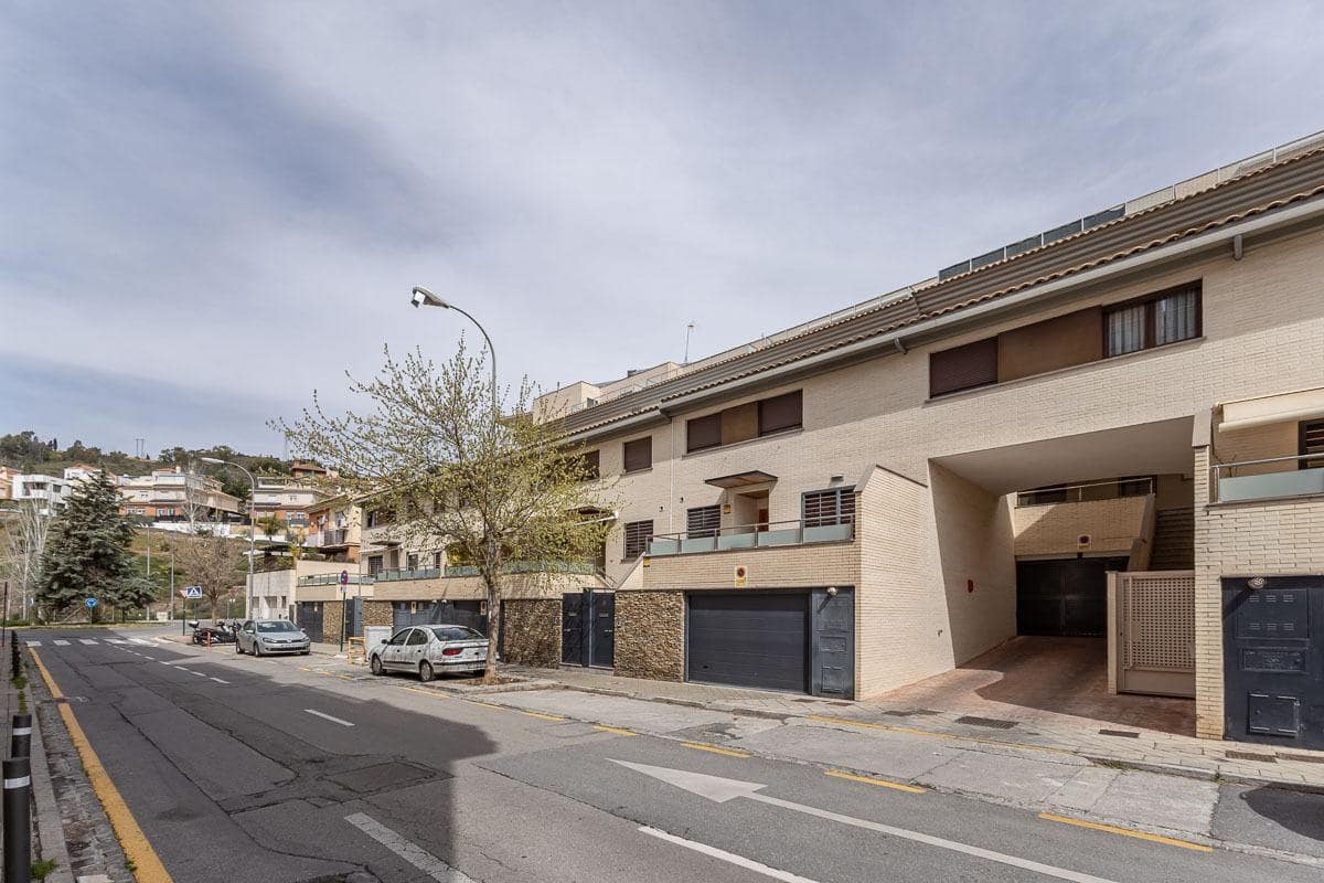 5 bedroom Terraced Villa for sale in Granada city with garage - € 510,000 (Ref: 9748200)