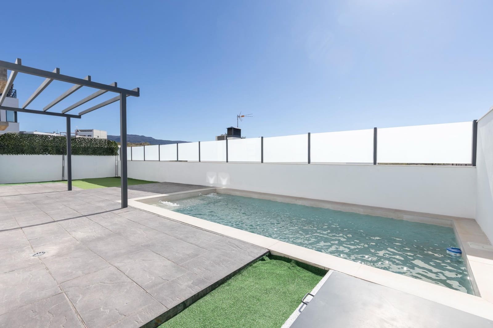 4 sovrum Villa till salu i La Zubia med pool garage - 395 000 € (Ref: 9748202)