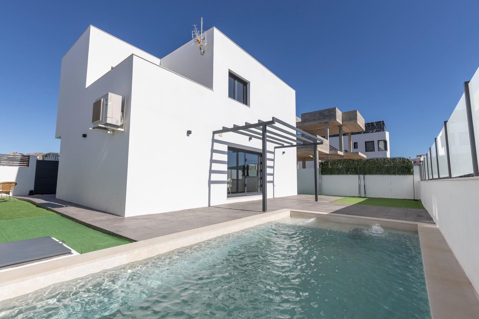 4 sovrum Villa till salu i La Zubia med pool garage - 395 000 € (Ref: 9748202)