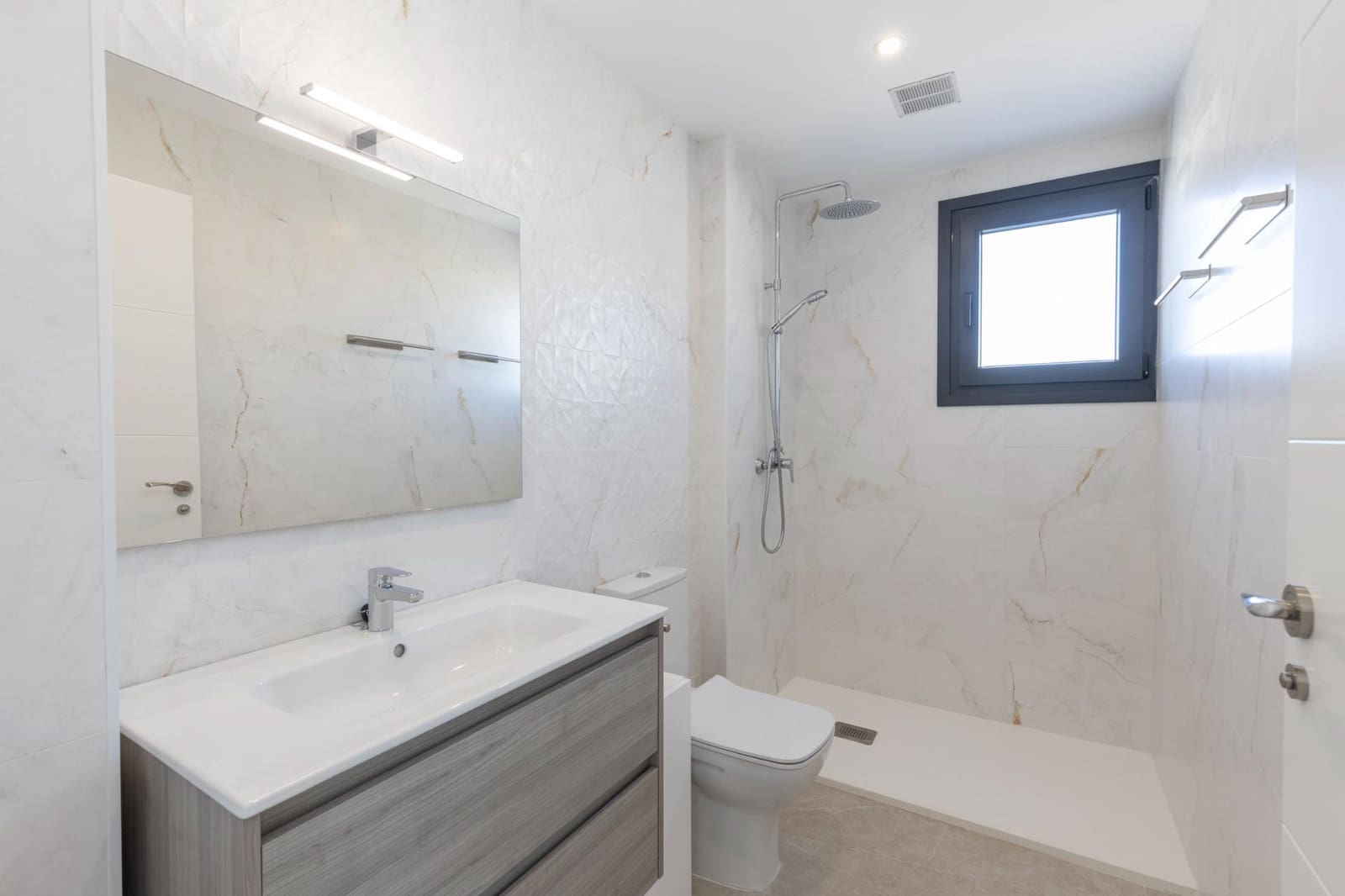 4 sovrum Villa till salu i La Zubia med pool garage - 395 000 € (Ref: 9748202)