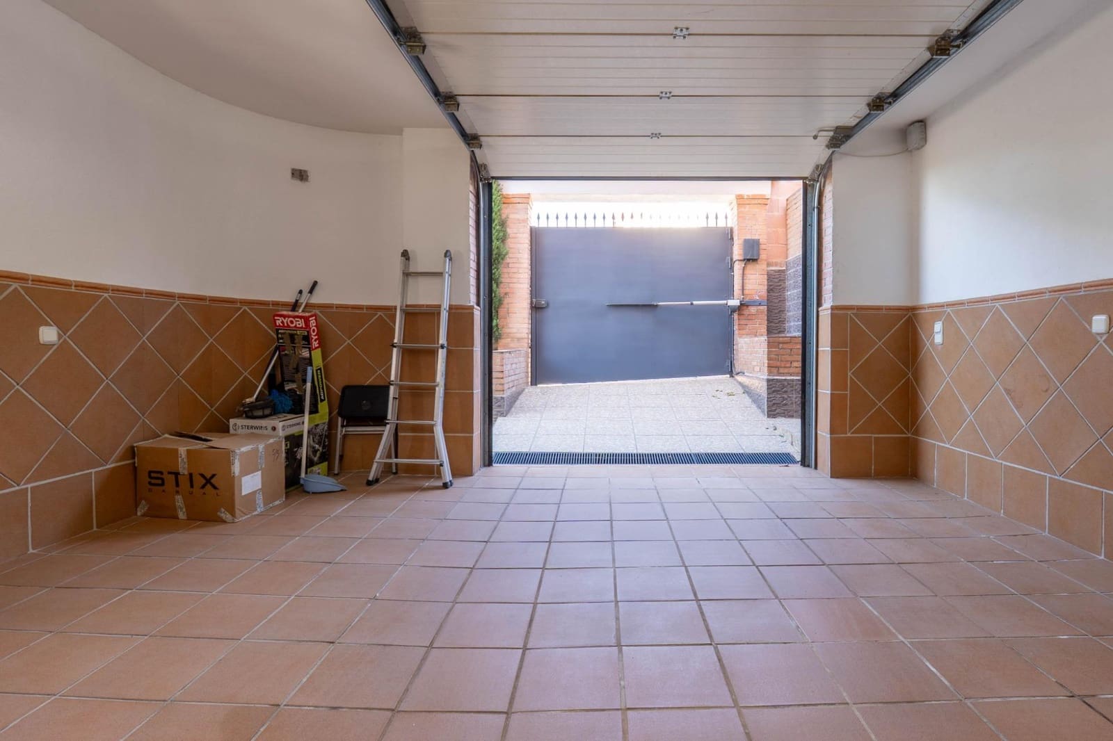 6 soveværelse Bungalow til salg i Peligros med garage - € 415.000 (Ref: 9748203)