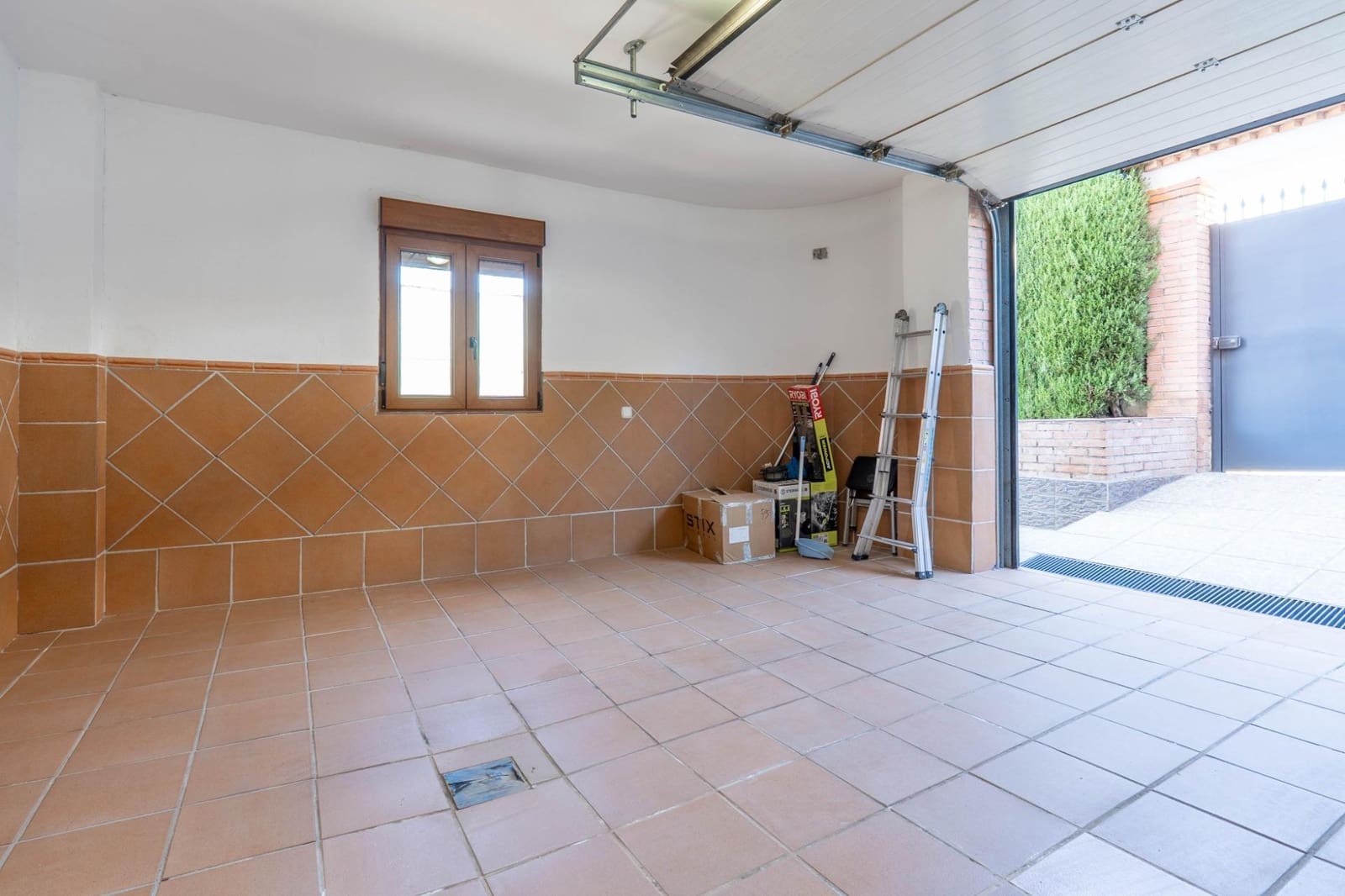 6 soveværelse Bungalow til salg i Peligros med garage - € 415.000 (Ref: 9748203)