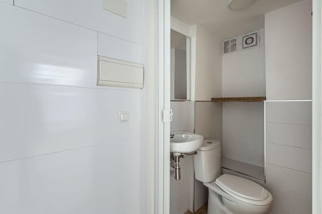 Kommersiell til salgs i Granada by - € 64 900 (Ref: 9752295)