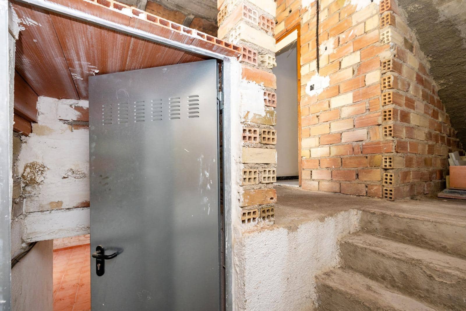 5 soverom Villa til salgs i La Zubia med svømmebasseng garasje - € 225 000 (Ref: 9758224)