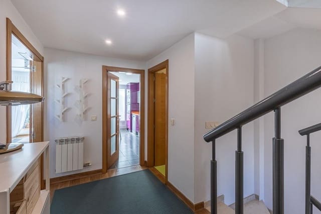 Adosado de 4 habitaciones en Churriana de la Vega en venta con garaje - 345.000 € (Ref: 9762174)