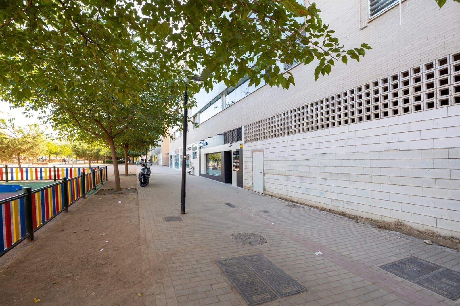 Commercial for sale in Granada city - € 299,000 (Ref: 9770844)