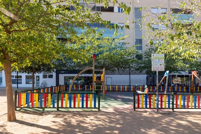 Commercieel te koop in Granada stad - € 299.000 (Ref: 9770844)