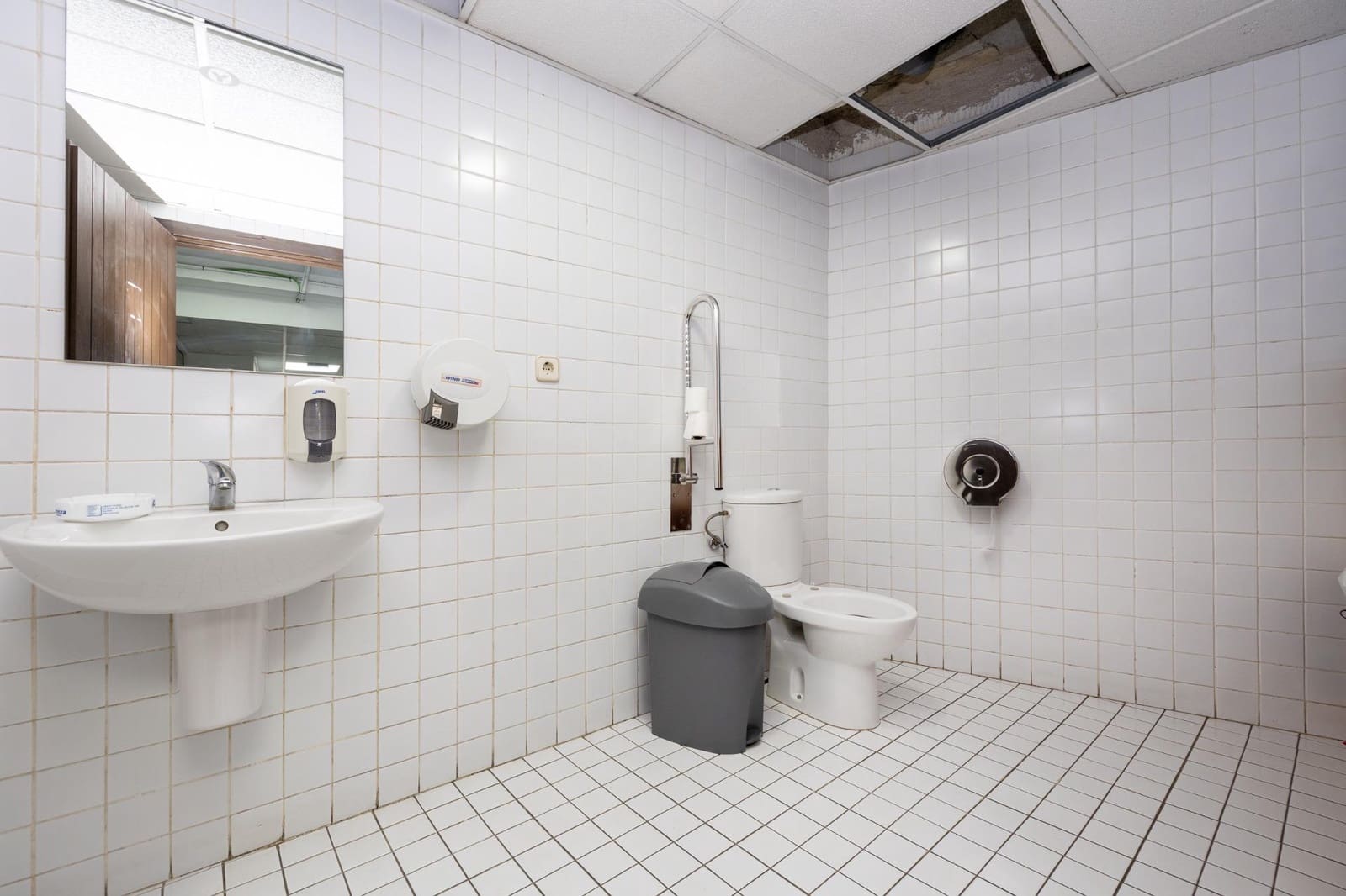 Kommersiell til salgs i Granada by - € 1 190 000 (Ref: 9773360)