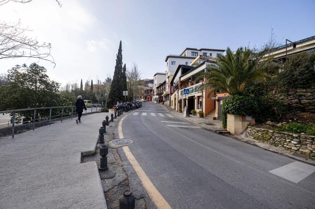 Kommersiell til salgs i Granada by - € 1 190 000 (Ref: 9773360)