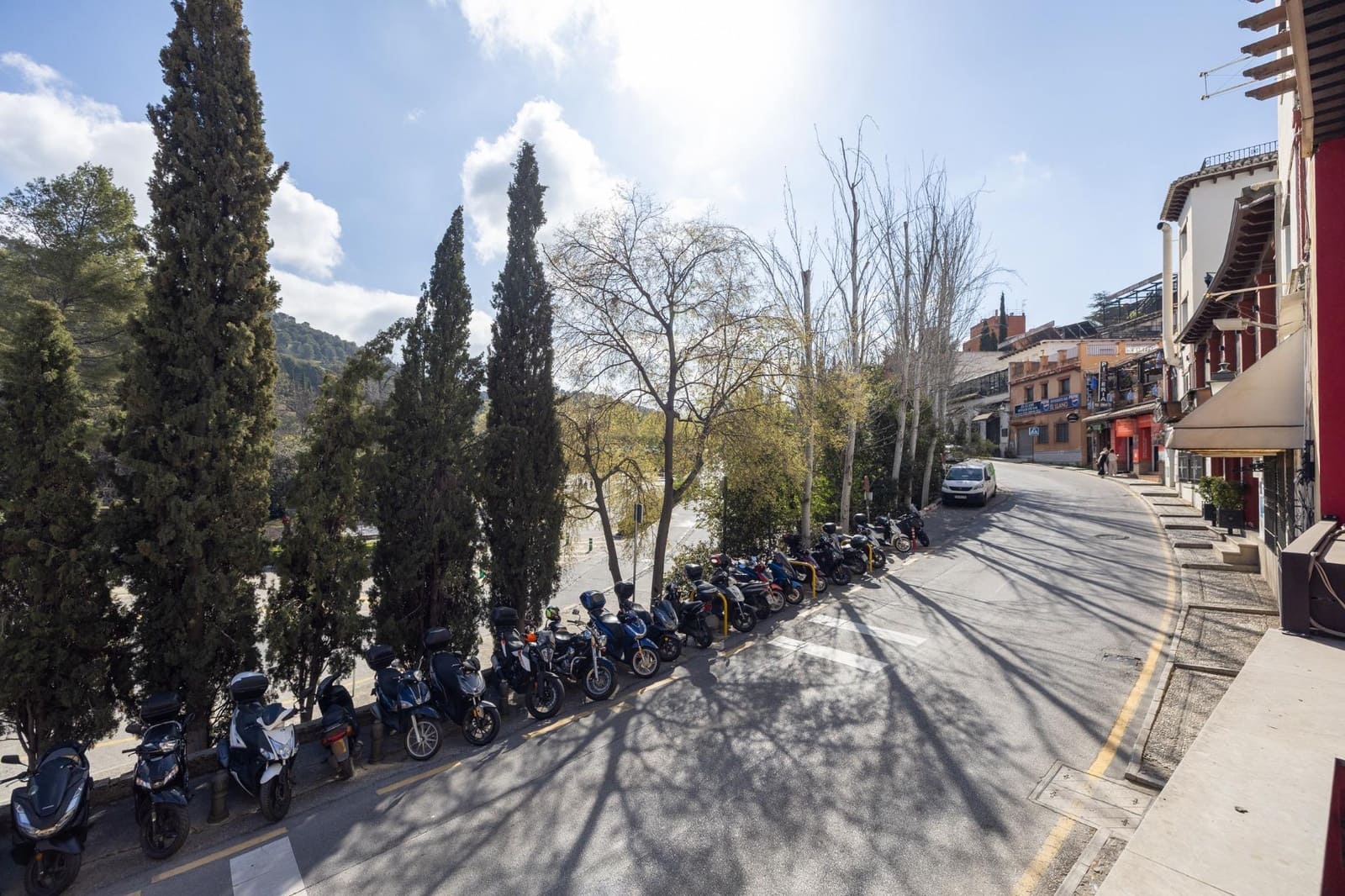 Kommersiell til salgs i Granada by - € 1 190 000 (Ref: 9773360)