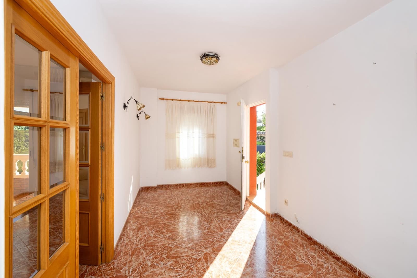 5 sypialnia Willa na sprzedaż w Otura z basenem garażem - 420 000 € (Ref: 9780779)