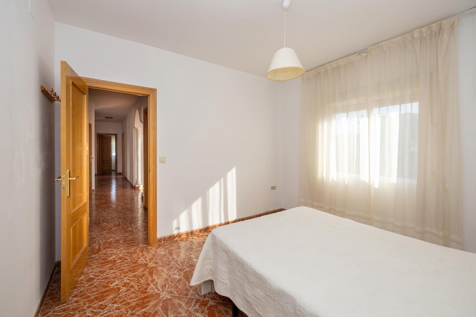 5 sypialnia Willa na sprzedaż w Otura z basenem garażem - 420 000 € (Ref: 9780779)