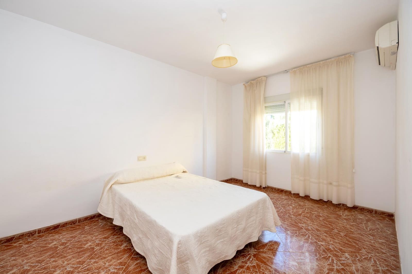 5 sypialnia Willa na sprzedaż w Otura z basenem garażem - 420 000 € (Ref: 9780779)