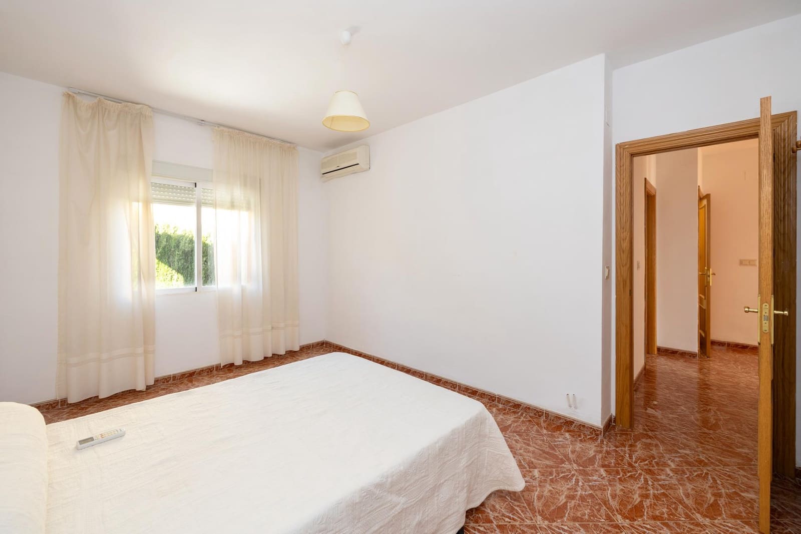 5 sypialnia Willa na sprzedaż w Otura z basenem garażem - 420 000 € (Ref: 9780779)