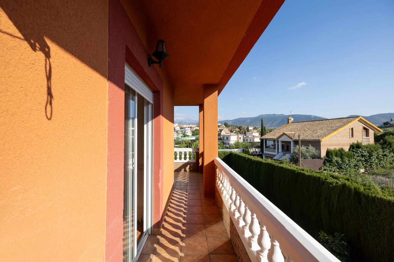 5 sypialnia Willa na sprzedaż w Otura z basenem garażem - 420 000 € (Ref: 9780779)