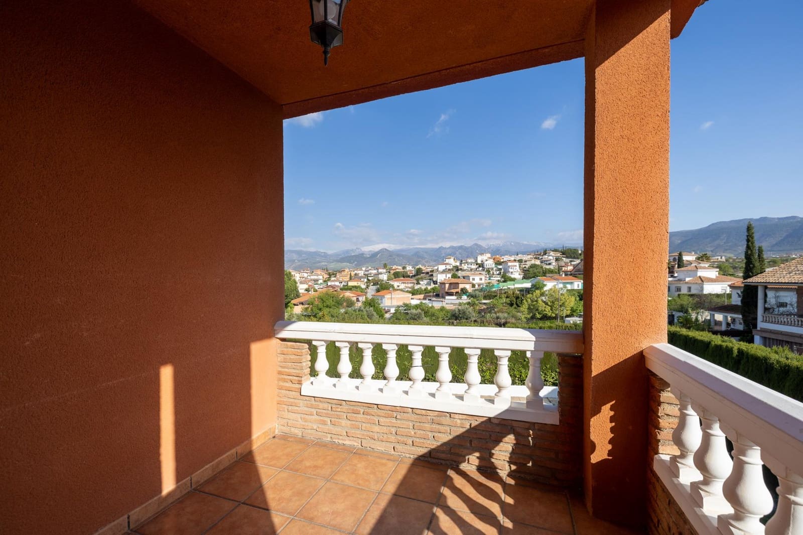 5 sypialnia Willa na sprzedaż w Otura z basenem garażem - 420 000 € (Ref: 9780779)