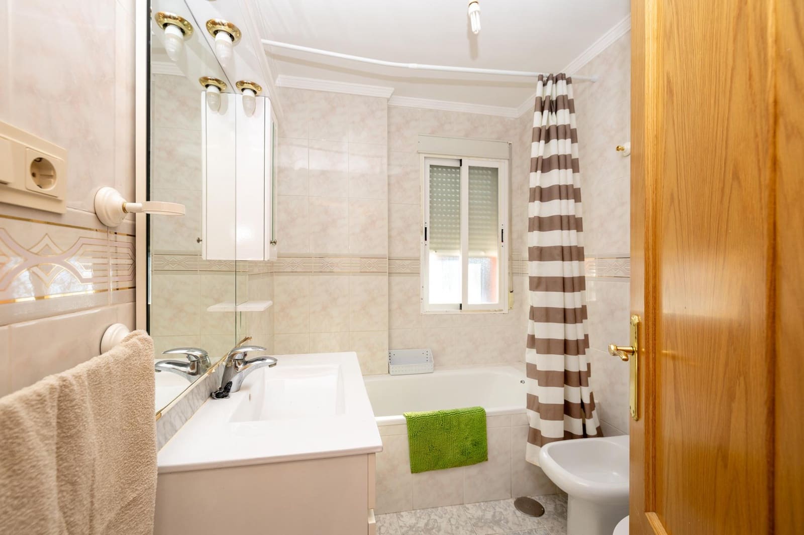 5 sypialnia Willa na sprzedaż w Otura z basenem garażem - 420 000 € (Ref: 9780779)