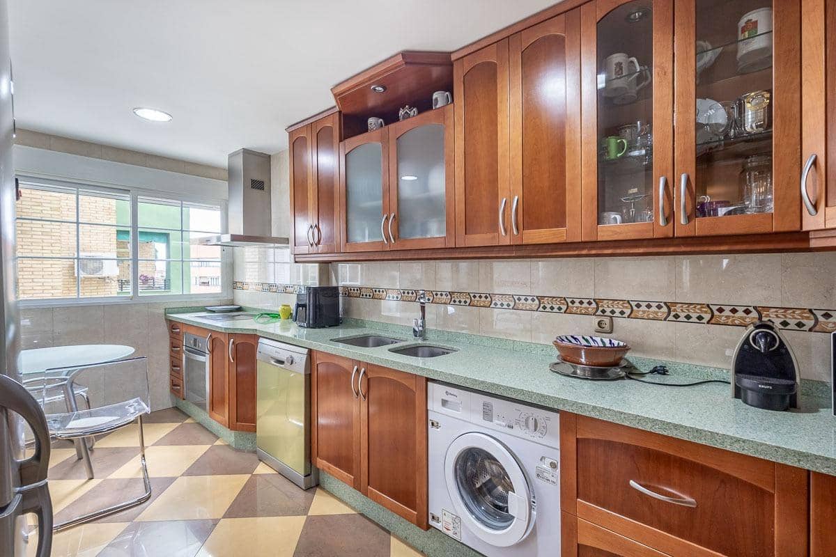 Piso de 4 habitaciones en Granada ciudad en venta - 349.000 € (Ref: 9787478)