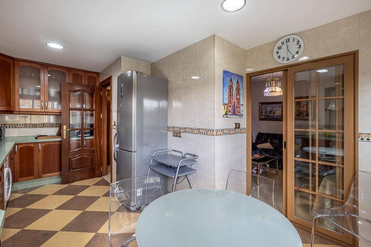 Piso de 4 habitaciones en Granada ciudad en venta - 349.000 € (Ref: 9787478)