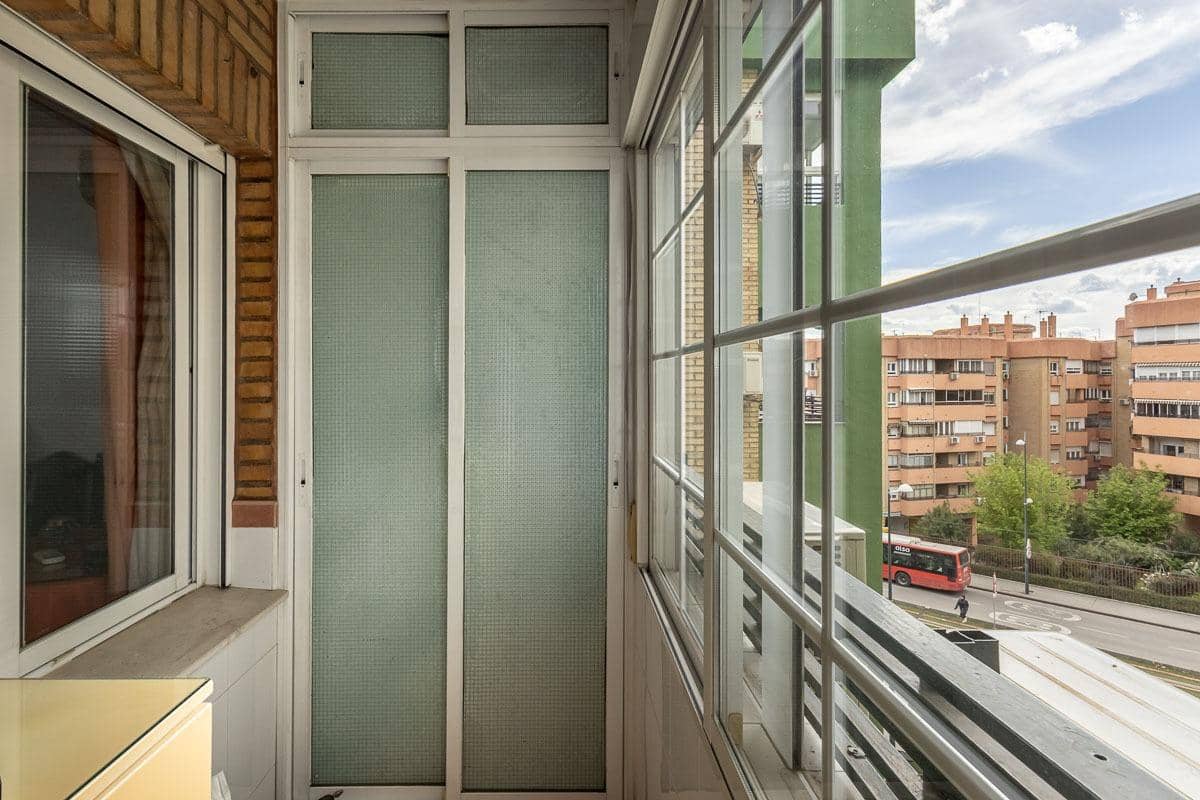 Piso de 4 habitaciones en Granada ciudad en venta - 349.000 € (Ref: 9787478)