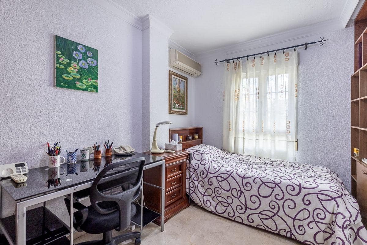 Piso de 4 habitaciones en Granada ciudad en venta - 349.000 € (Ref: 9787478)