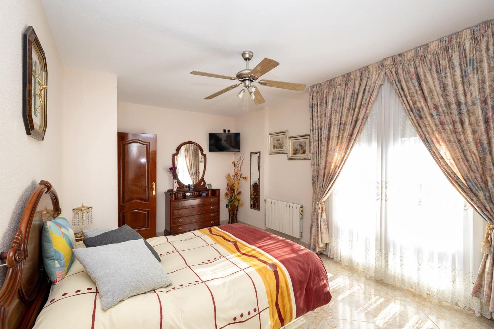 4 makuuhuone Huvila myytävänä paikassa Cullar Vega mukana uima-altaan 
autotalli - 350 000 € (Ref: 9791285)