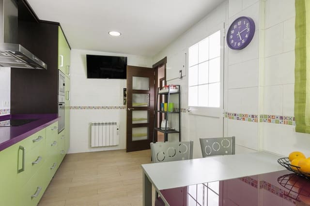 4 Zimmer Reihenhaus zu verkaufen in La Zubia mit Garage - 265.000 € (Ref: 9806684)