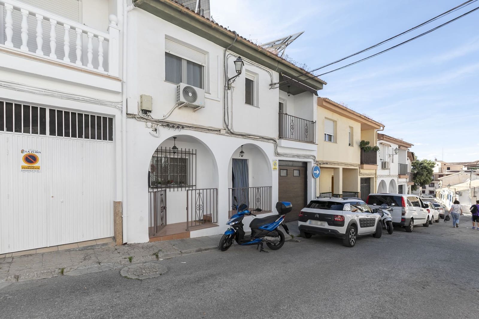 4 makuuhuone Rivitalo myytävänä paikassa La Zubia mukana 
autotalli - 265 000 € (Ref: 9806684)