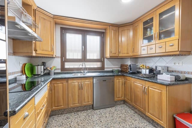 4 sovrum Villa till salu i La Zubia med pool garage - 360 000 € (Ref: 9808299)