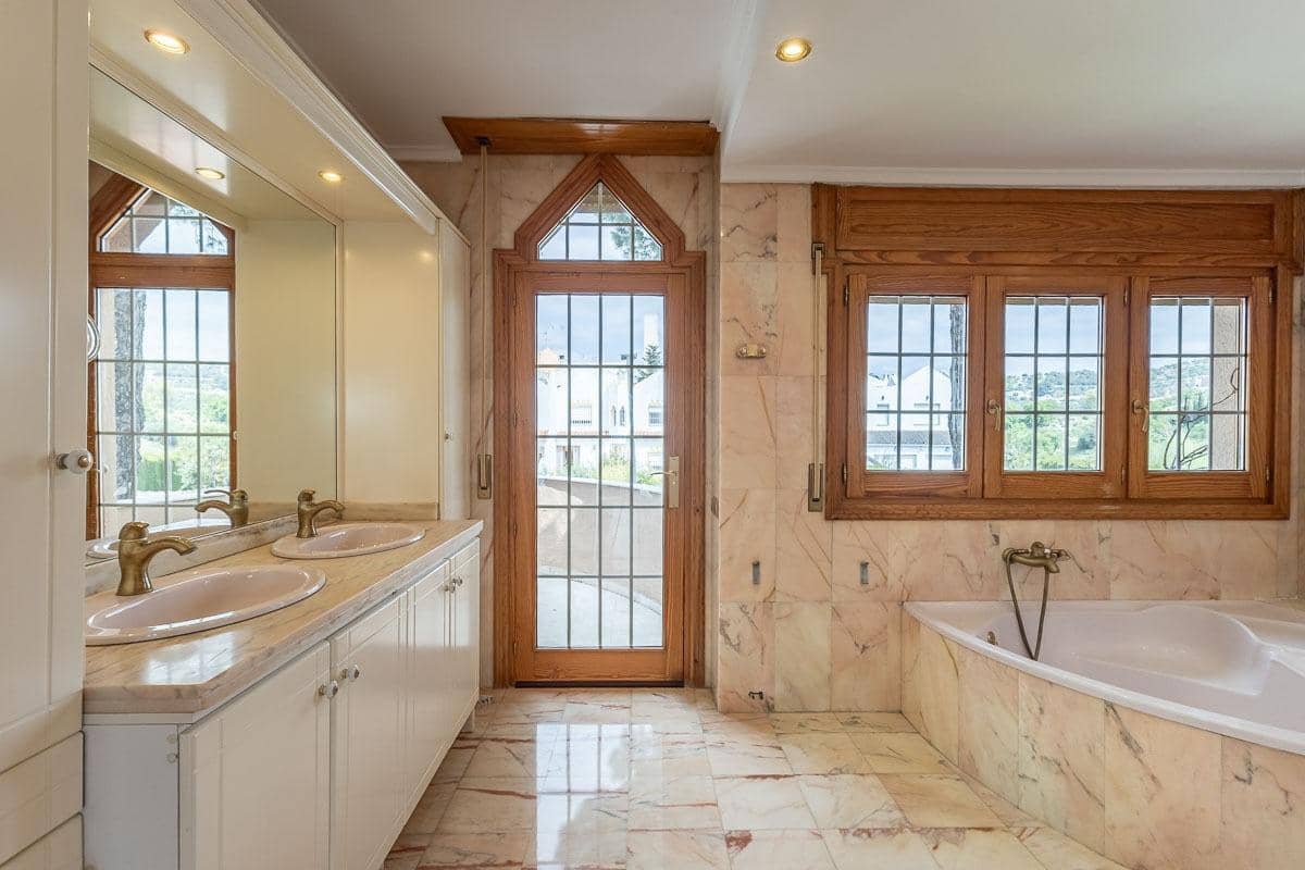 5 soverom Villa til salgs i Peligros med svømmebasseng garasje - € 510 000 (Ref: 9816067)