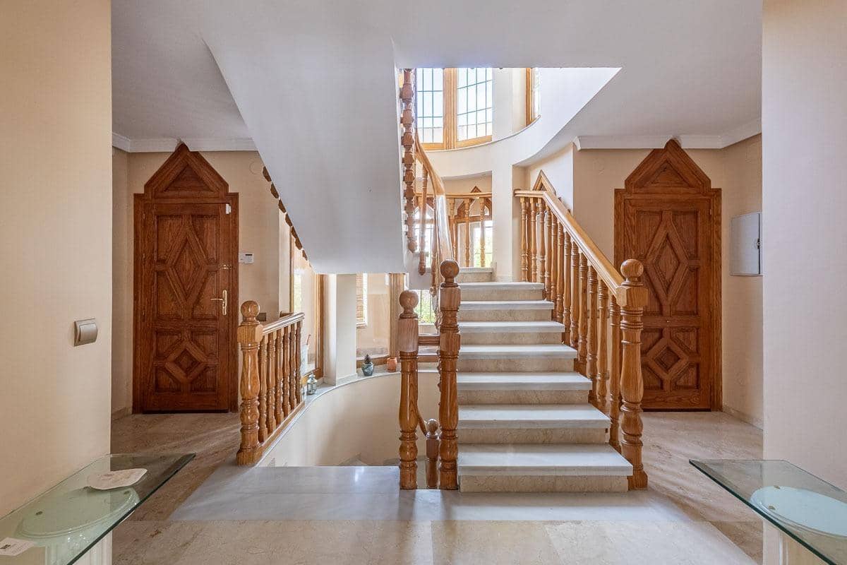 5 soverom Villa til salgs i Peligros med svømmebasseng garasje - € 510 000 (Ref: 9816067)