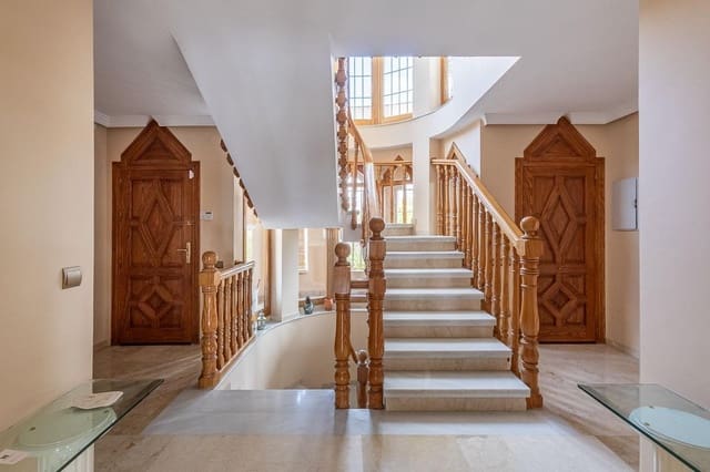 5 soverom Villa til salgs i Peligros med svømmebasseng garasje - € 510 000 (Ref: 9816067)
