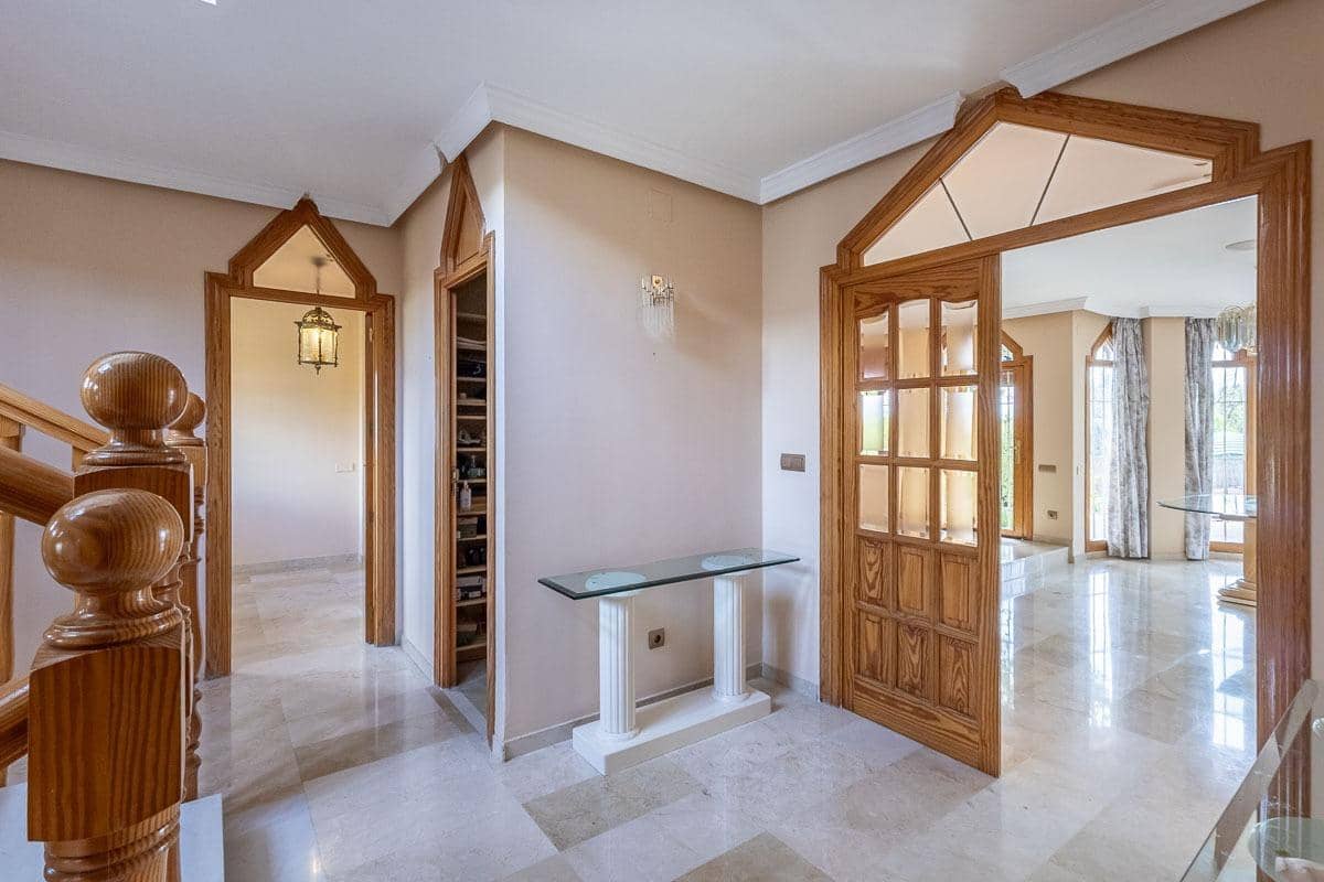 5 soverom Villa til salgs i Peligros med svømmebasseng garasje - € 510 000 (Ref: 9816067)