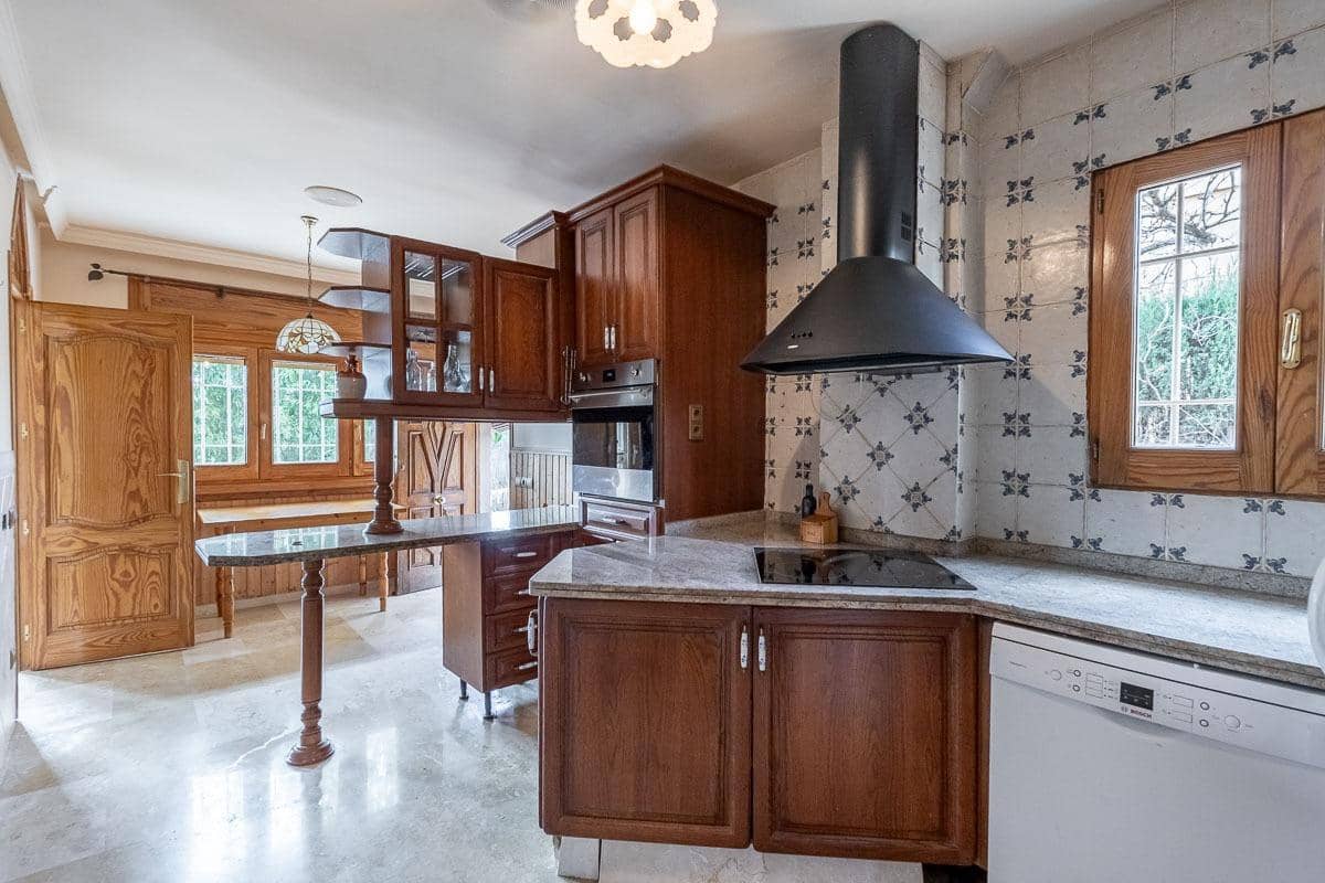 5 soverom Villa til salgs i Peligros med svømmebasseng garasje - € 510 000 (Ref: 9816067)